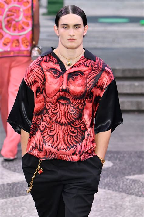 Tale mamma, tale figlio! Tutto sul debutto da Versace .